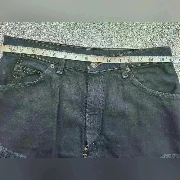 LEVI'S BLACK JEAN SHORTS - Picture 3 of 4